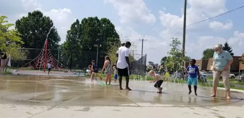Nice little park to spend time with children. 