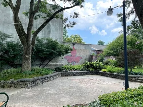 Small, quaint cute little area. It’s not really a park but more of a take a break spot