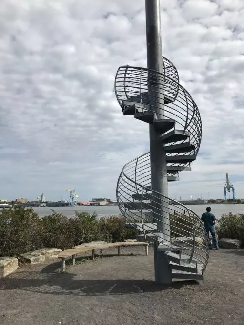 Nice pier but lots of homeless scattered in the river line. The pier and nature are really great